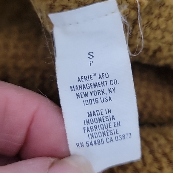 AERIE WOMEN'S SHERPA QUATER BUTTON UP OVERSIZED SWEATER - Picture 9 of 10